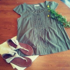 Cap sleeved top. See front pleated details in the